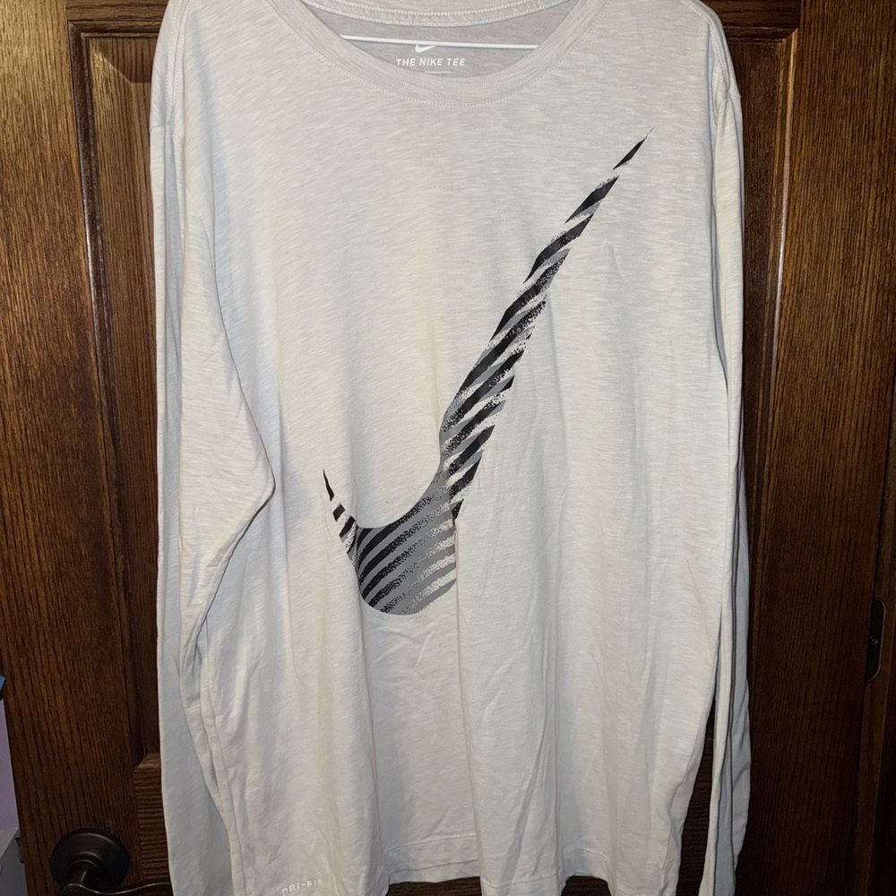 Nike Men's Light Gray Long Sleeve Tee